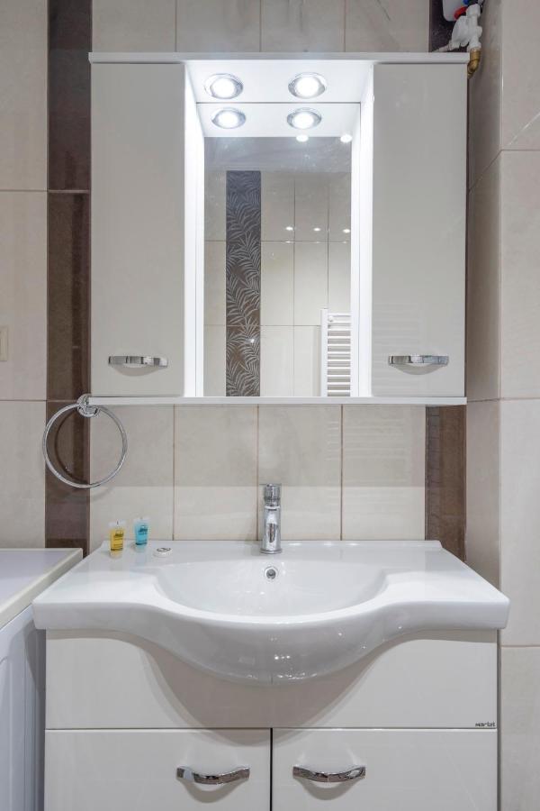 2 Bedroom Renovated Apartment With A View Athen Eksteriør billede